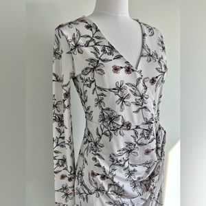 GUESS gorgeous Floral Print Dress by Guess. Size M🥳🥳